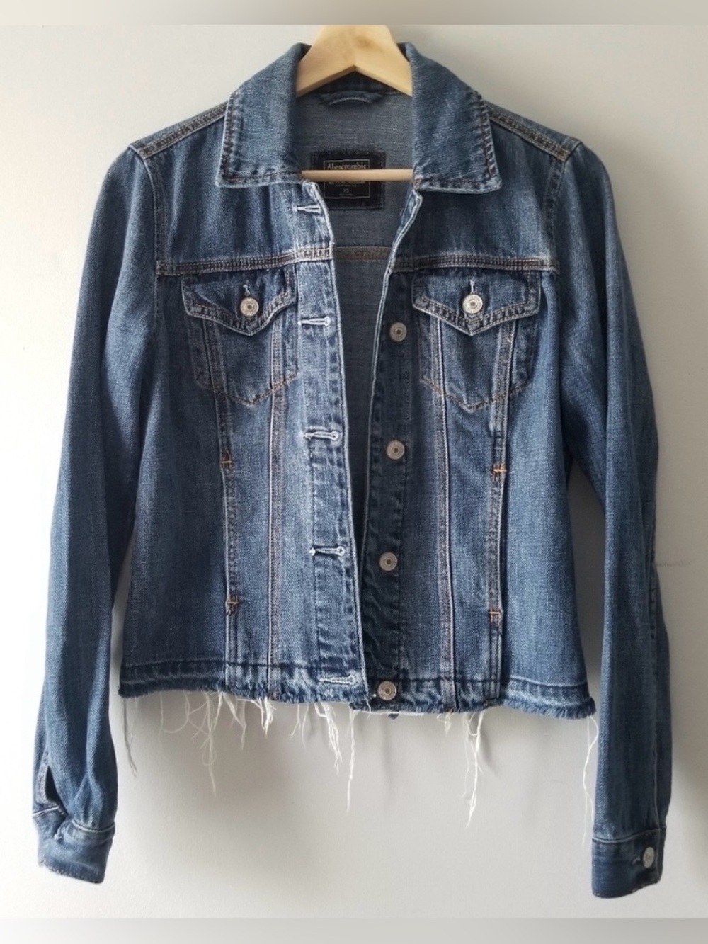 Abercrombie & Fitch Cropped Denim Jacket – Women’s Medium